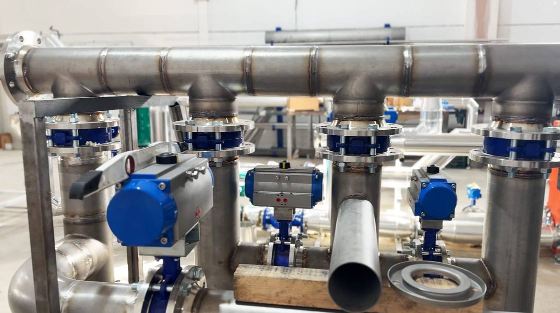 Stainless steel manifold with pneumatically actuated valves pre-assembled in the workshop