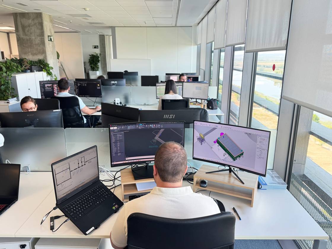 Engenheiro da AGF a trabalhar no modelo 3D de uma planta no gabinete de engenharia
