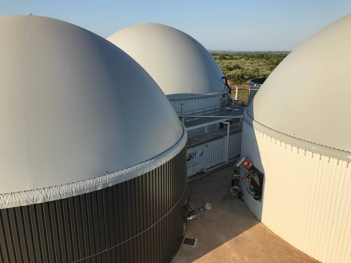 Planta de biogás de alta potência com cúpulas