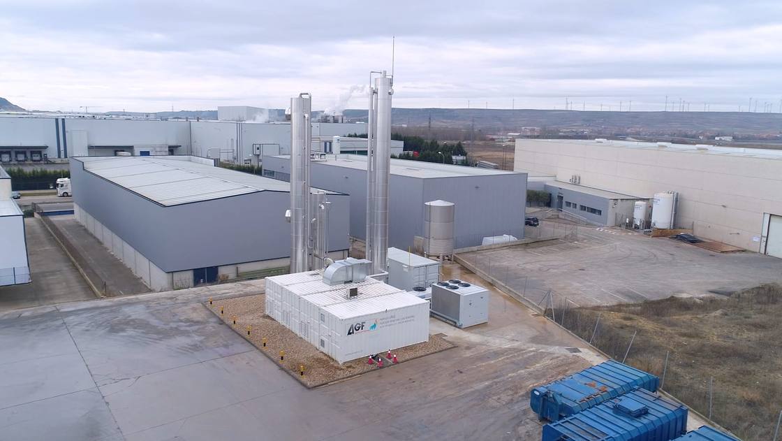 Vista aérea de una planta de biometano AGF integrada en un polígono industrial