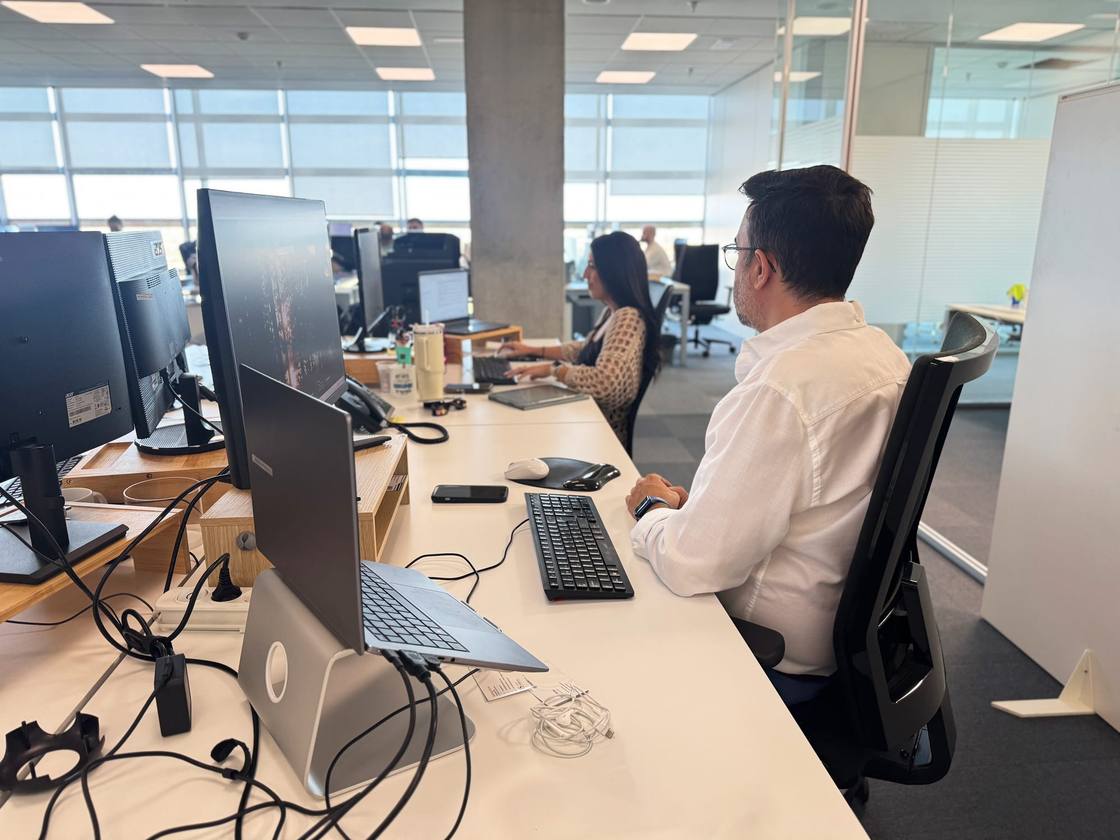 Espaço de trabalho aberto do gabinete de engenharia da AGF