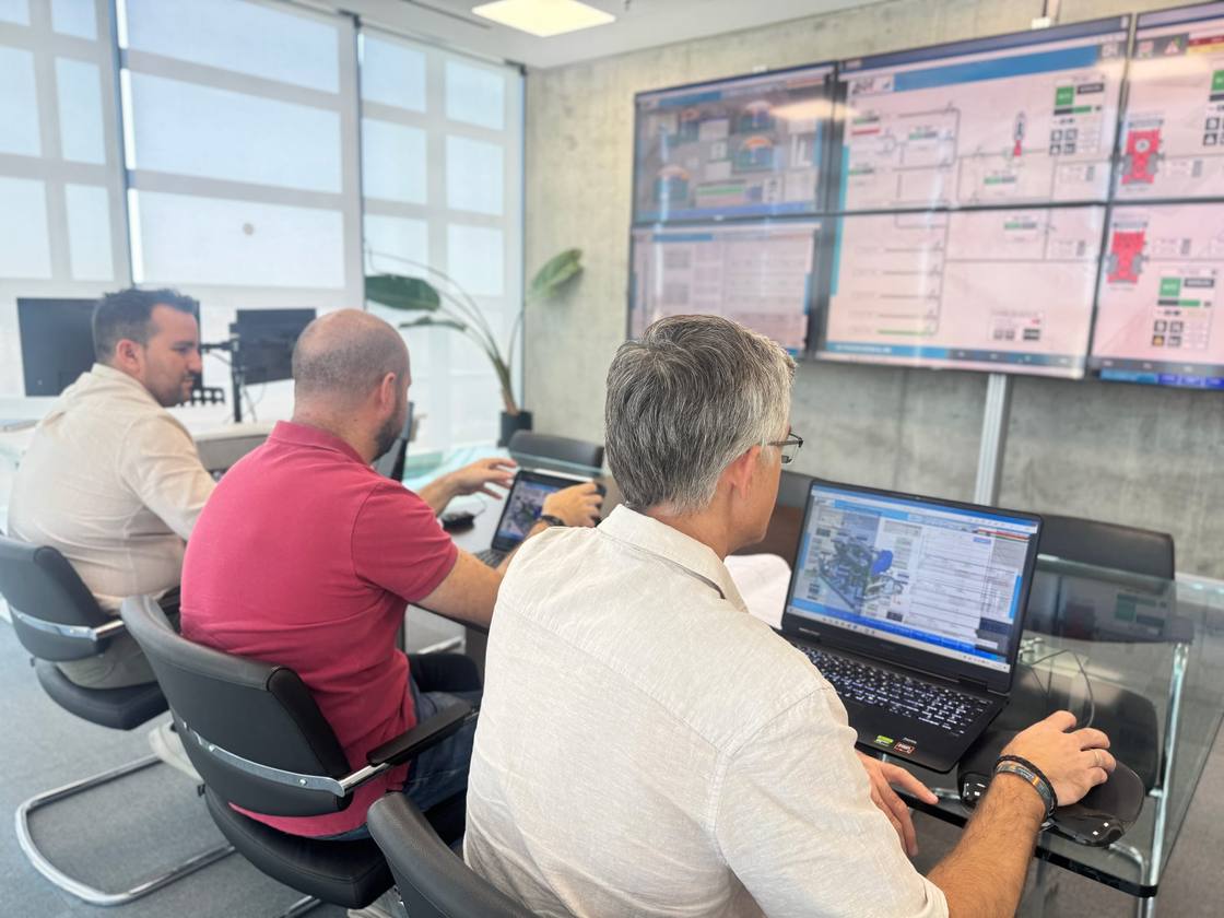 Equipa da AGF na sala de controlo, diante dos ecrãs do SCADA de uma planta